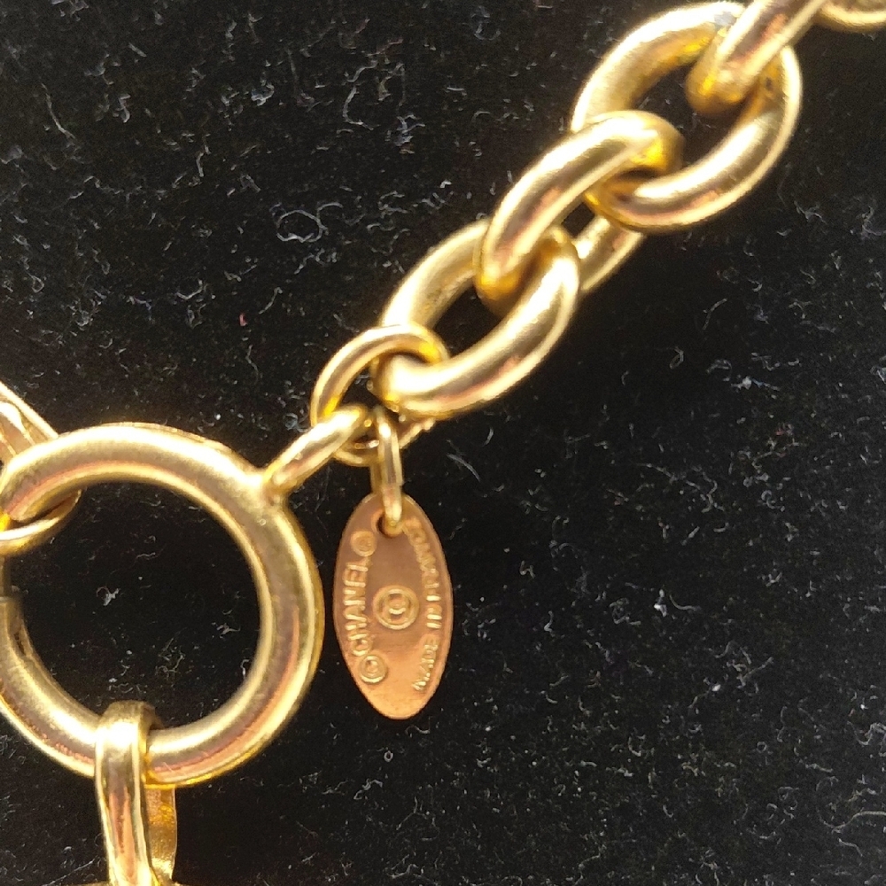 CHANEL Vintage 31 Rue Cambon Goldplated Medallion Necklace - Picture 2 of 9